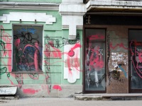 anti-graffiti-folie verlegt auf mehreren schaufenstern