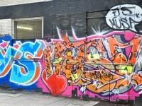 anti-graffiti-folie verlegt auf kunststoffverglasungen