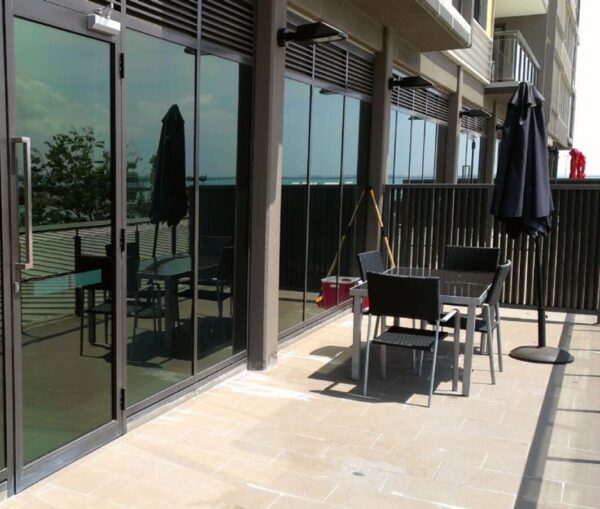 Sonnenschutzfolie E-Lite 45 Xtra am Fenster montiert