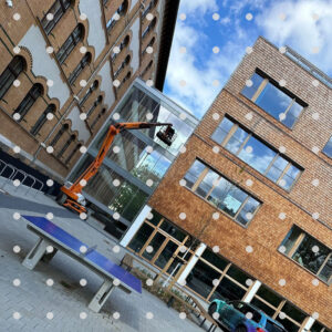 Vogelschutzfolie mit mattweißem Punktraster auf einer Glasfassade