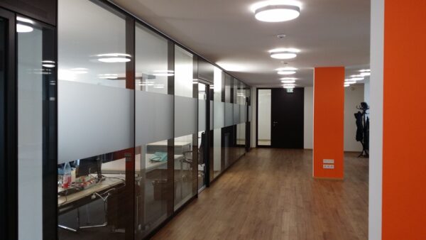 Sichtschutzfolie Sandstrahloptik auf einer Glaswand