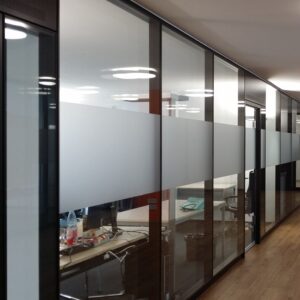 Oracal 8510 Glasdekorfolie silber fein auf einer Glaswand