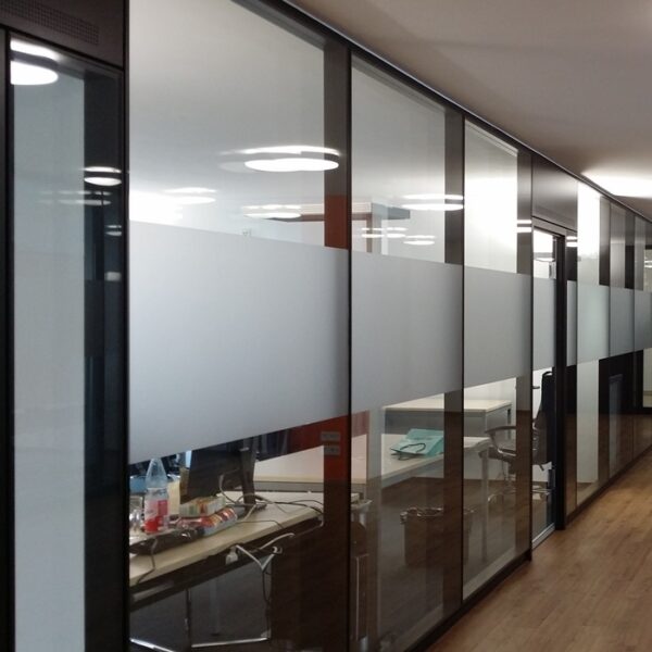 Oracal 8510 Glasdekorfolie silber fein auf einer Glaswand