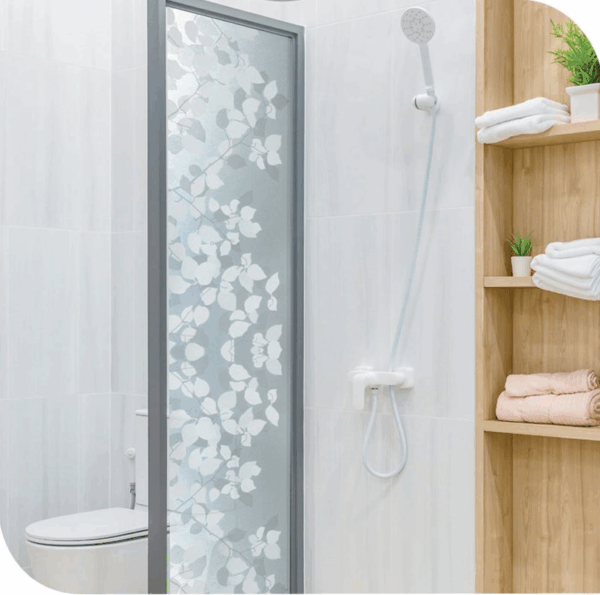 Adhäsionsfolie Babilon auf einer Duchscwand