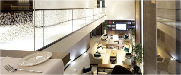 Dekorfolie Blumen auf Glasscheiben in einem Restaurant