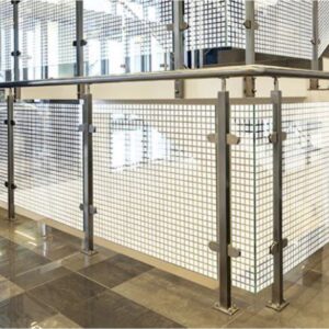 Sichtschutzfolie Claustra auf einer Glasbrüstung