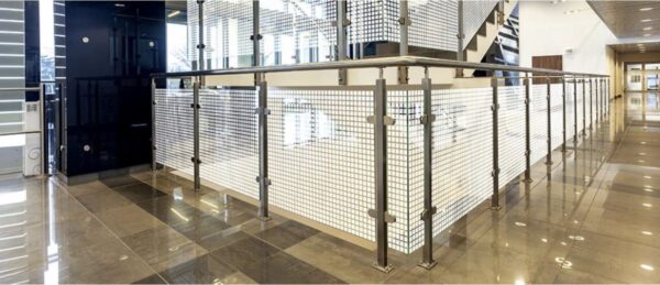 Sichtschutzfolie Claustra auf einer Glasbrüstung