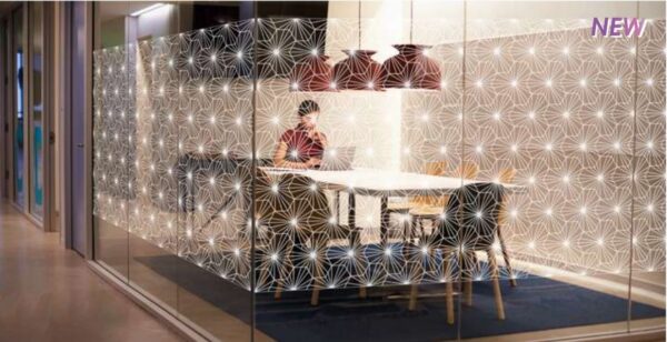 Fensterfolie Kaleidoscope auf einer Glaswand