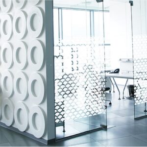 Fensterfolie Atoma auf einer Glaswand
