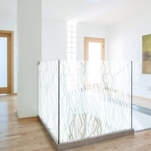 Fensterfolie Liana auf einer Glasbrüstung