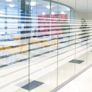 Fensterfolie Streifen auf einer großen Glastrennwand