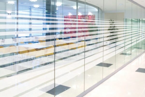 Fensterfolie Streifen auf einer großen Glastrennwand